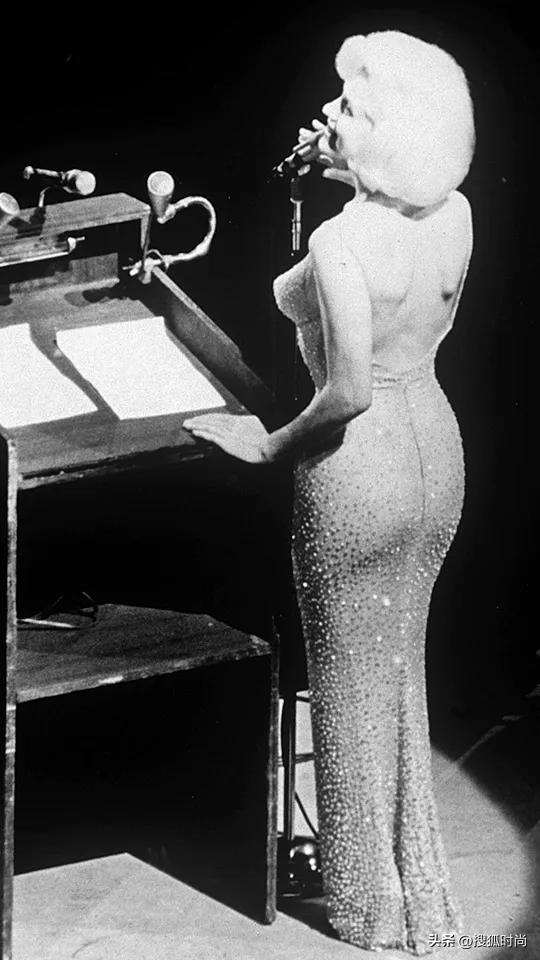 成都太古里街拍穿红色吊带连衣裙,成都街拍穿裙时尚图片