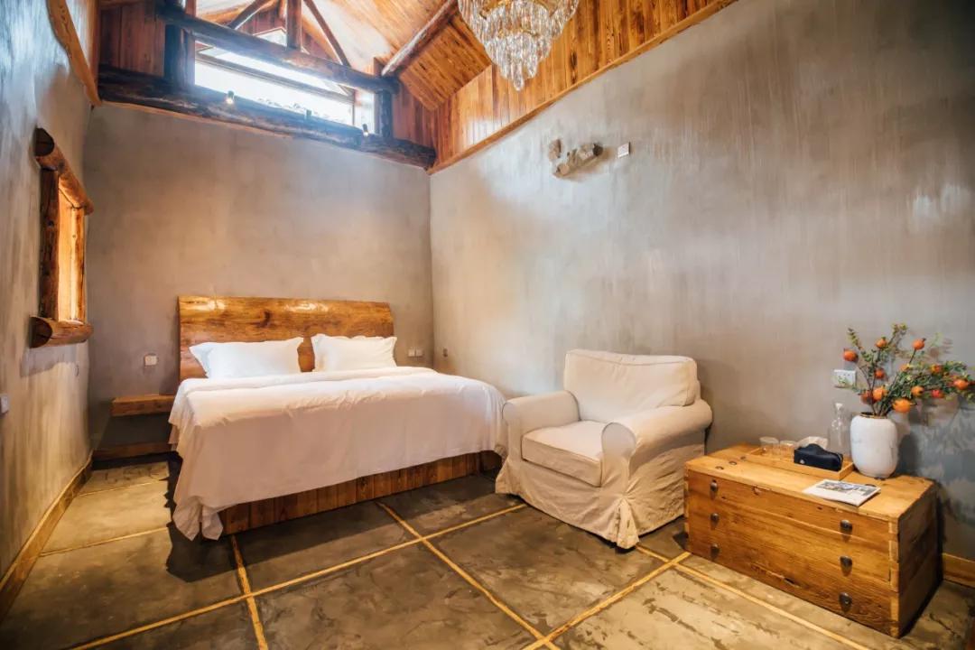 神仙眷侣辞掉高薪工作，爆改废弃山谷，悬崖高空造无边恒温泡池