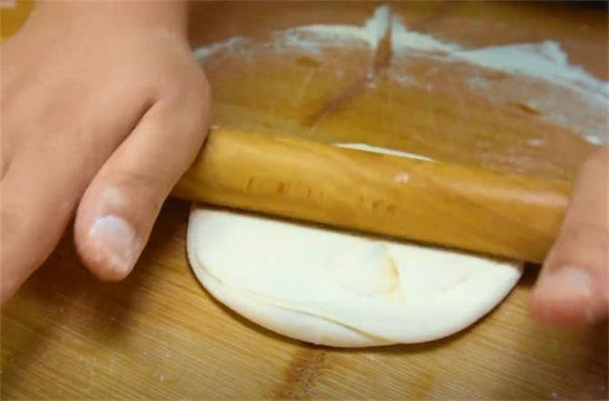 揉面光滑小技巧,揉面不粘手妙招