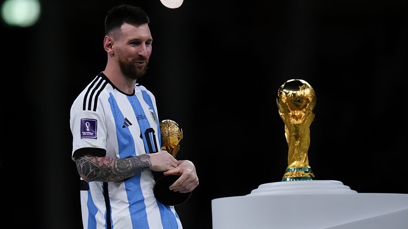 梅西作为队长举起的奖杯,梅西举起法甲冠军