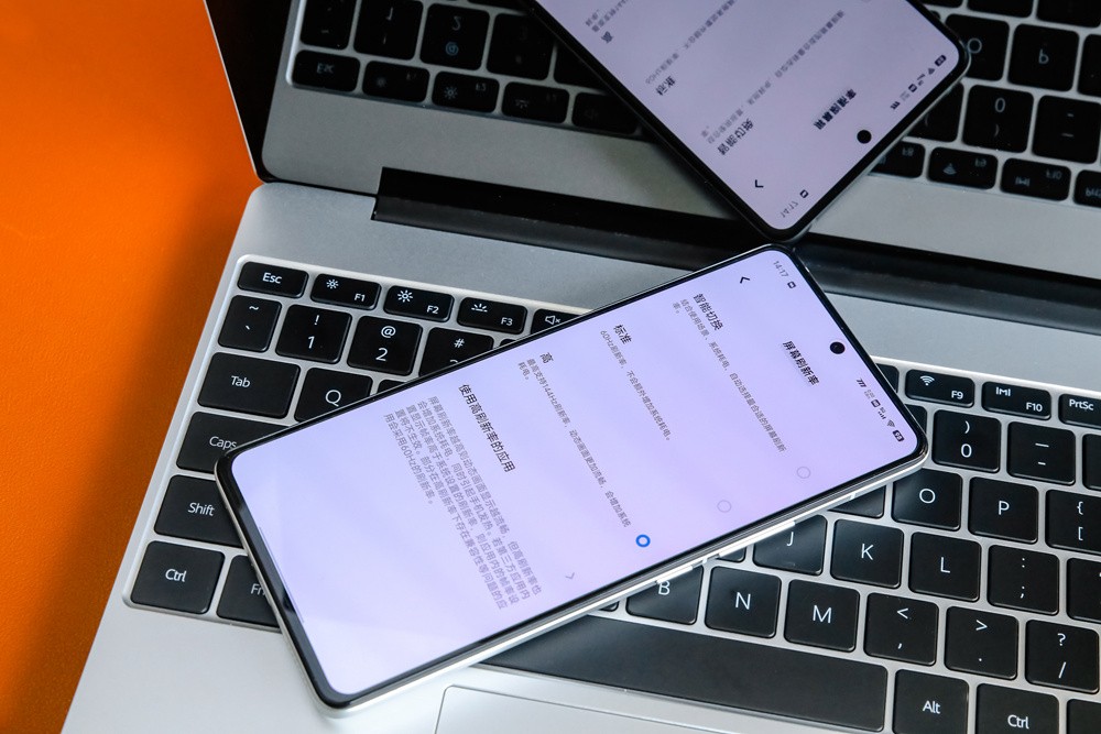 iqoo11骁龙8+2是超频版吗,iqoo11骁龙是不是满血版