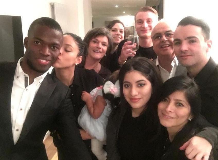 穷到只能踢布做的球,如今他用两粒进球送给东道主最悲惨的纪录