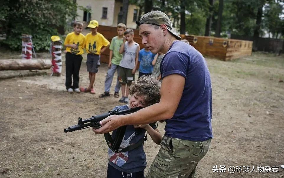 逼老人小孩拿枪上战场?无耻