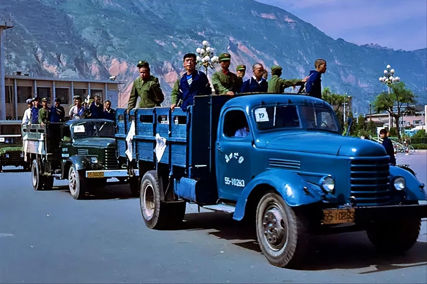 公安部长上交*小平邓**一份报告，邓公看后直言：这根本解决不了问题