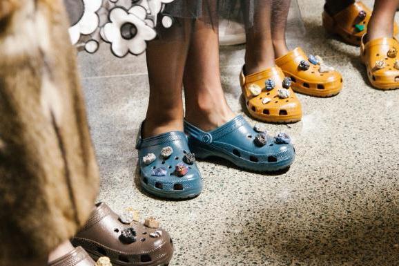 crocs洞洞鞋爆火,crocs新款洞洞鞋高清图