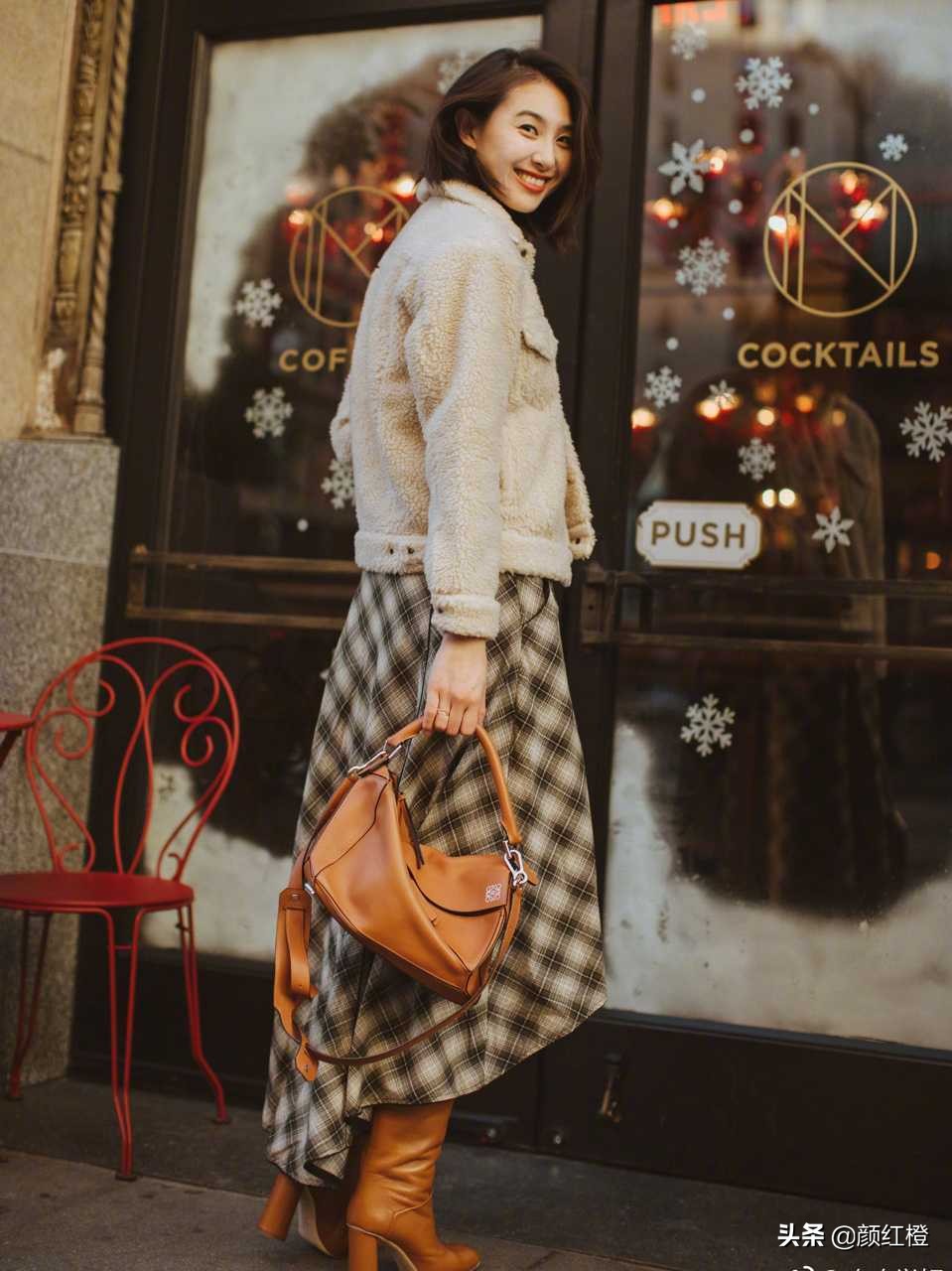 又火了一种穿法叫“羊毛羔外套+半身裙”，洋气精致还保暖，太美