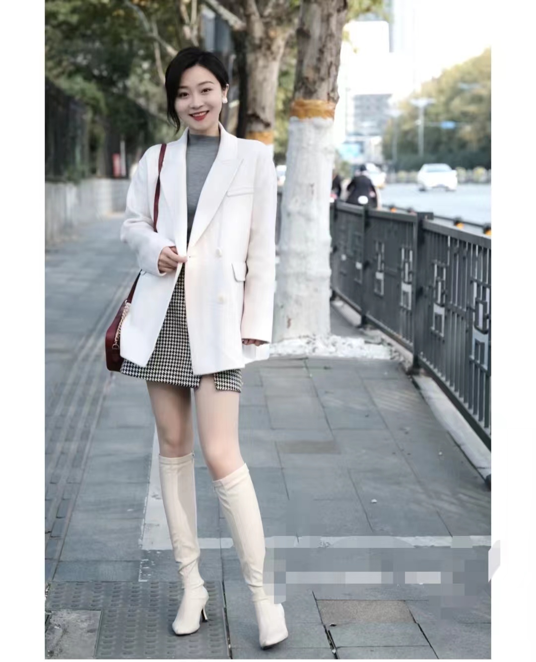 千鸟格半身裙秋冬款a字版30岁,黑白千鸟格半身裙配原绒色毛衫