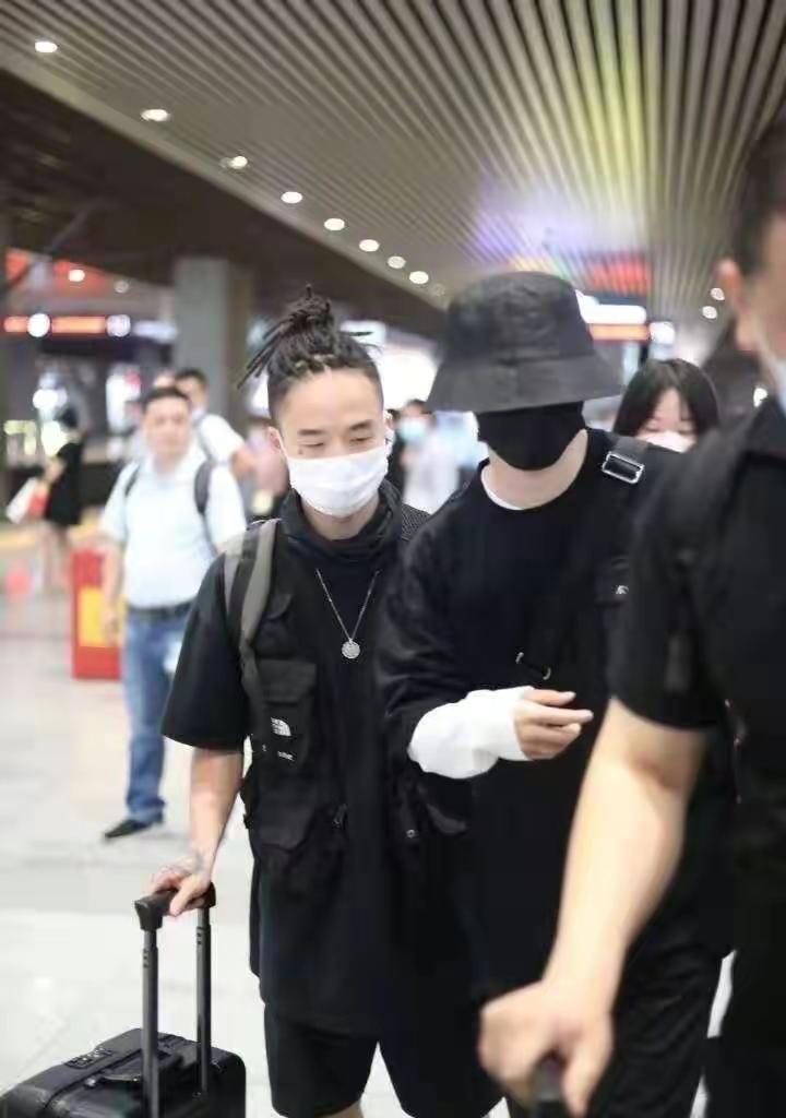 上门骚扰、扔鞋驱赶、组合拳打粉丝，连明星助理都这么嚣张了？