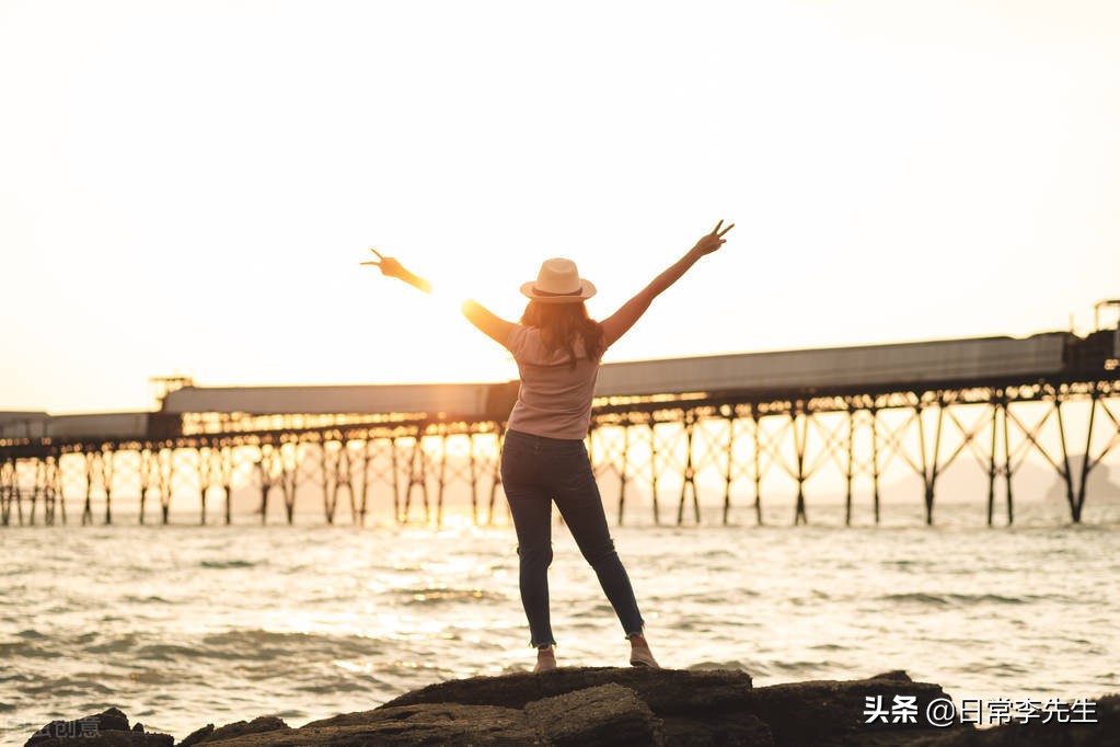 一个人的生活也没有规律,一个人生活不孤独反而很自由