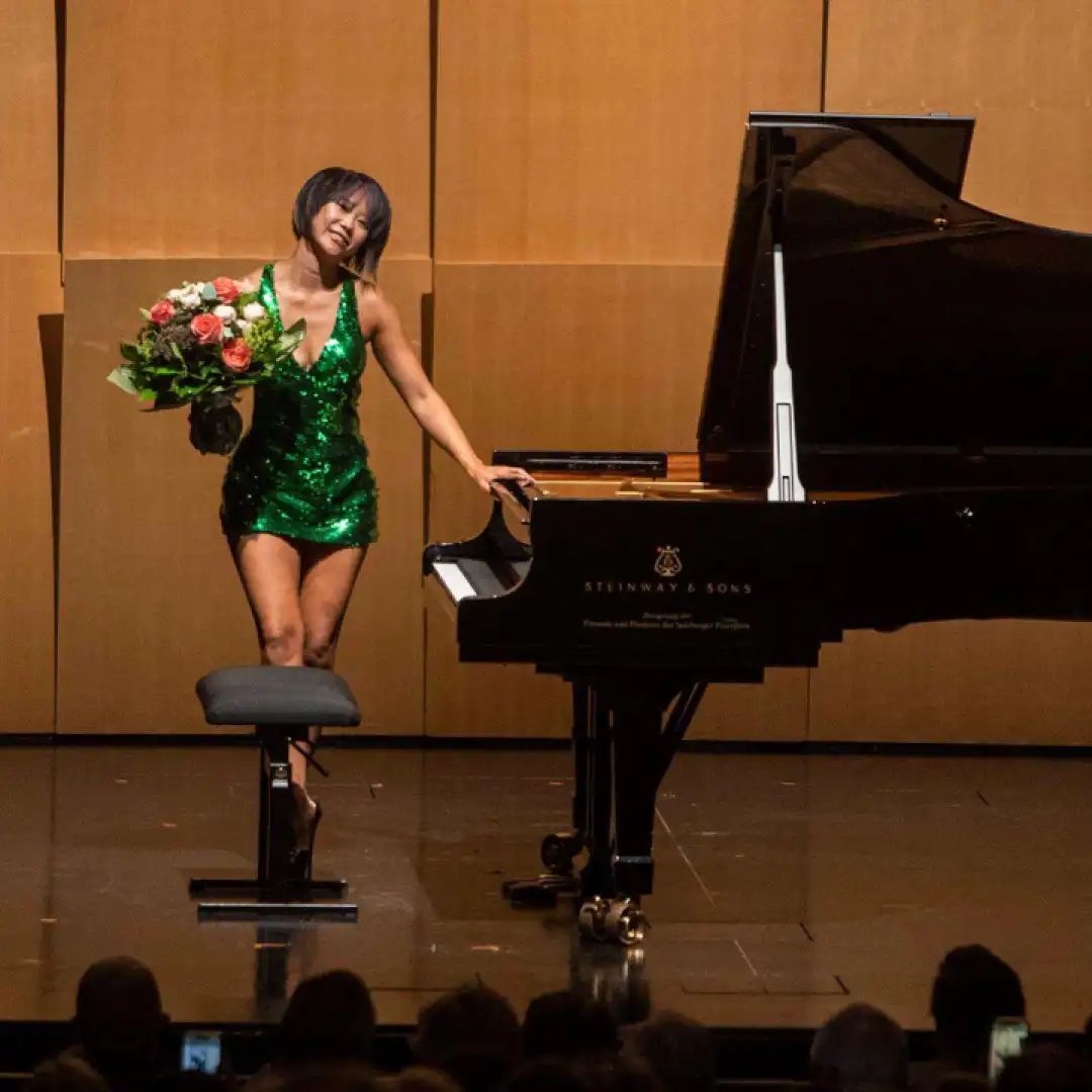 中国钢琴女魔王穿短裙演奏被嘲不雅？！霸气回怼：我只是在做自己