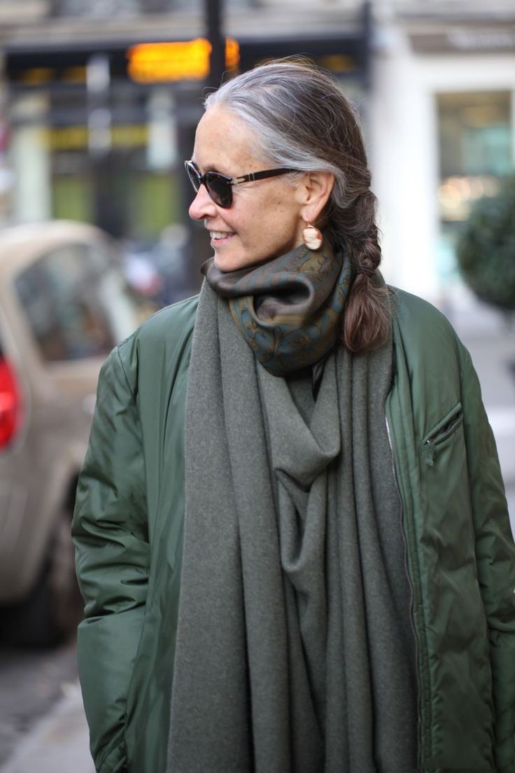 上了年纪的女人最注重什么,丝巾可以让女人更优雅