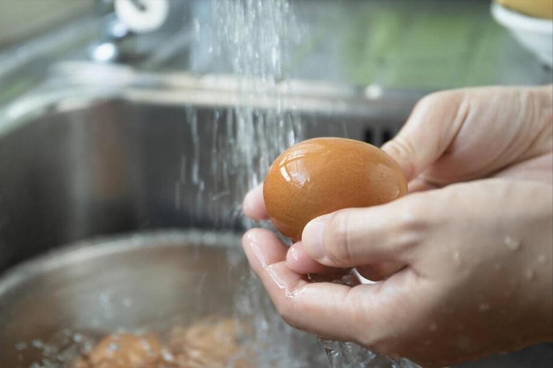 你知道如何煮鸡蛋蛋壳一碰就掉吗,煮鸡蛋放什么在里面煮鸡蛋不破