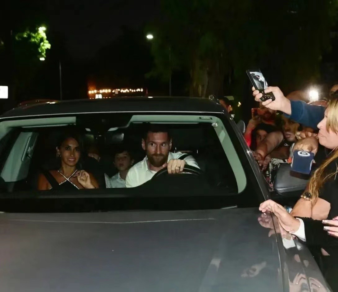 梅西归队全队夹道欢迎完整版,梅西回归大巴黎欢迎仪式