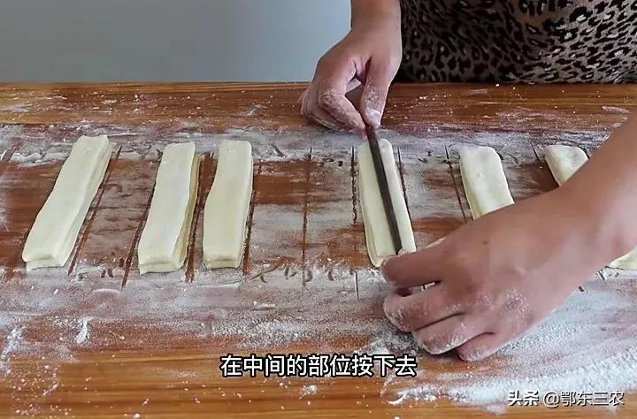 农村老人炸油条方法简单，听后自己动手，也能炸出蓬松酥脆的油条