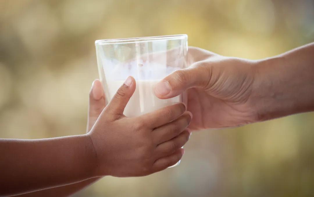 如何辨别纯牛奶是否添加丙二醇,知名牛奶检出的丙二醇到底是什么