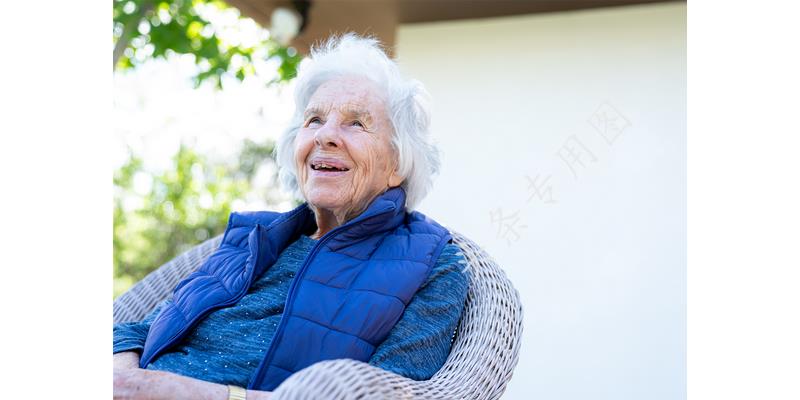 凤凰男母亲退出家族群：“红包你们发100，让我发8000，想得美”