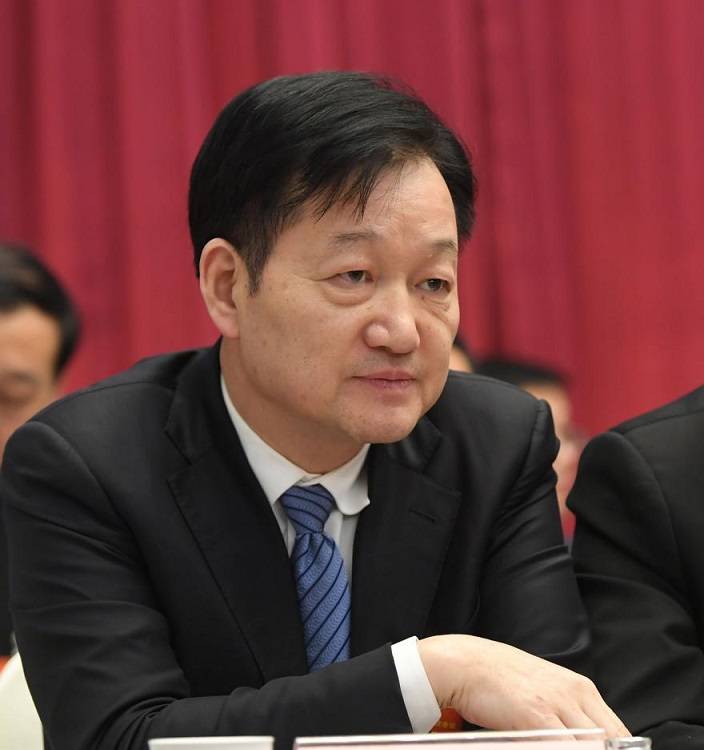 农村穷小子，借钱养猪，把3.1万变成1700亿，成河南首富，凭啥？