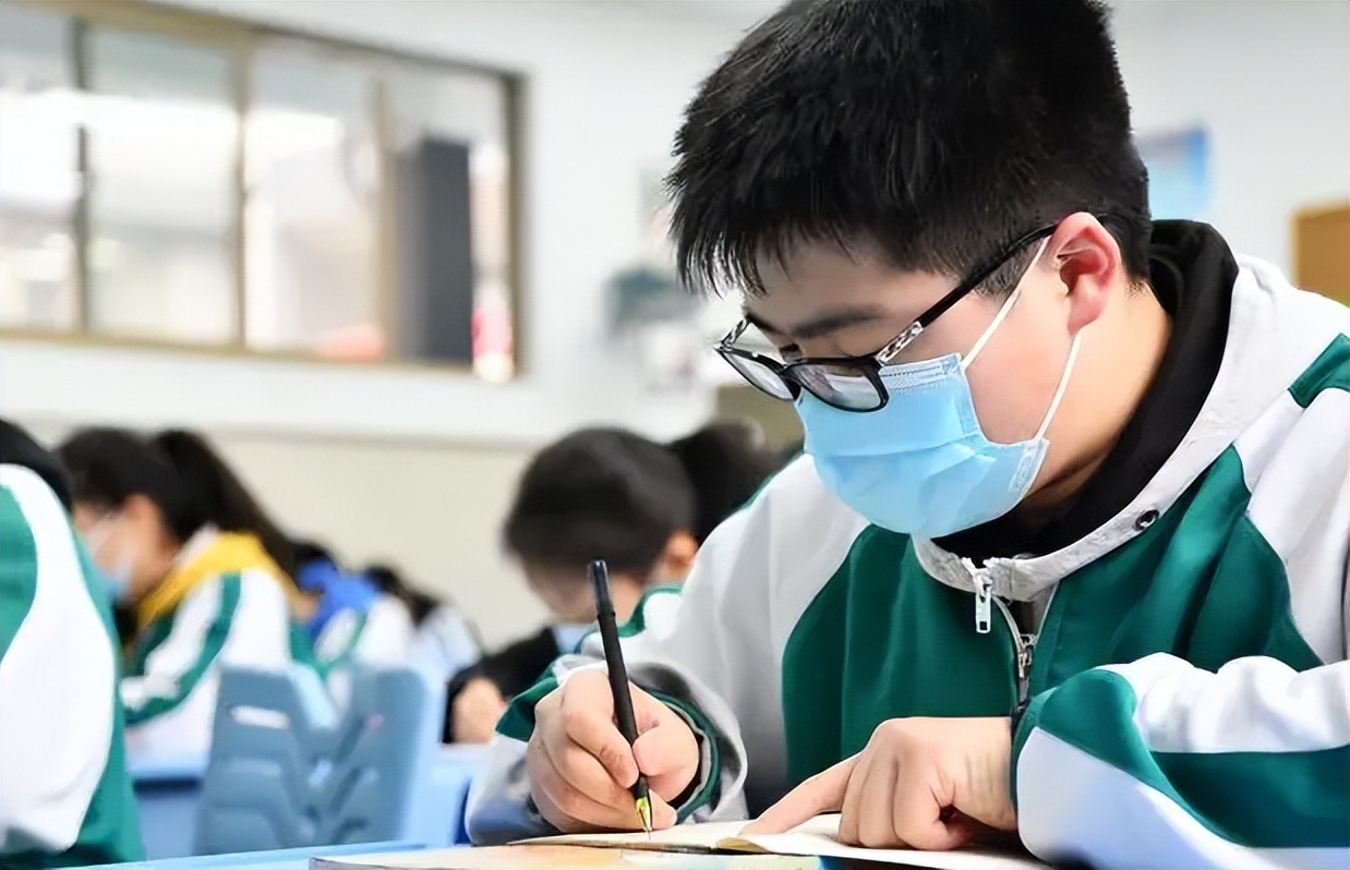 小学生发型清爽有层次感男生,女中学生的发型十款不挑脸发型