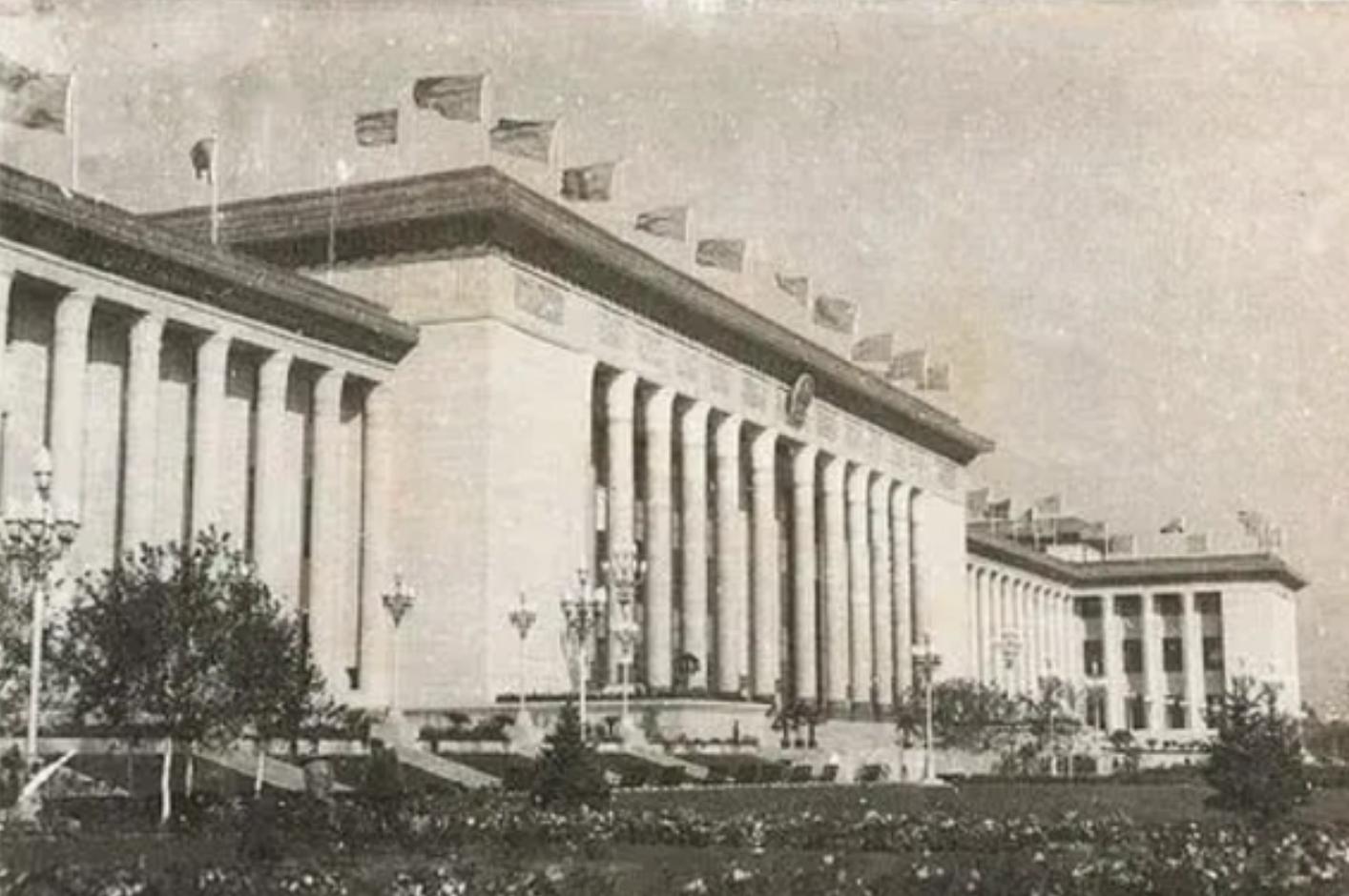 人民大会堂名字为何是后改的？它原先叫什么？毛主席亲自改名