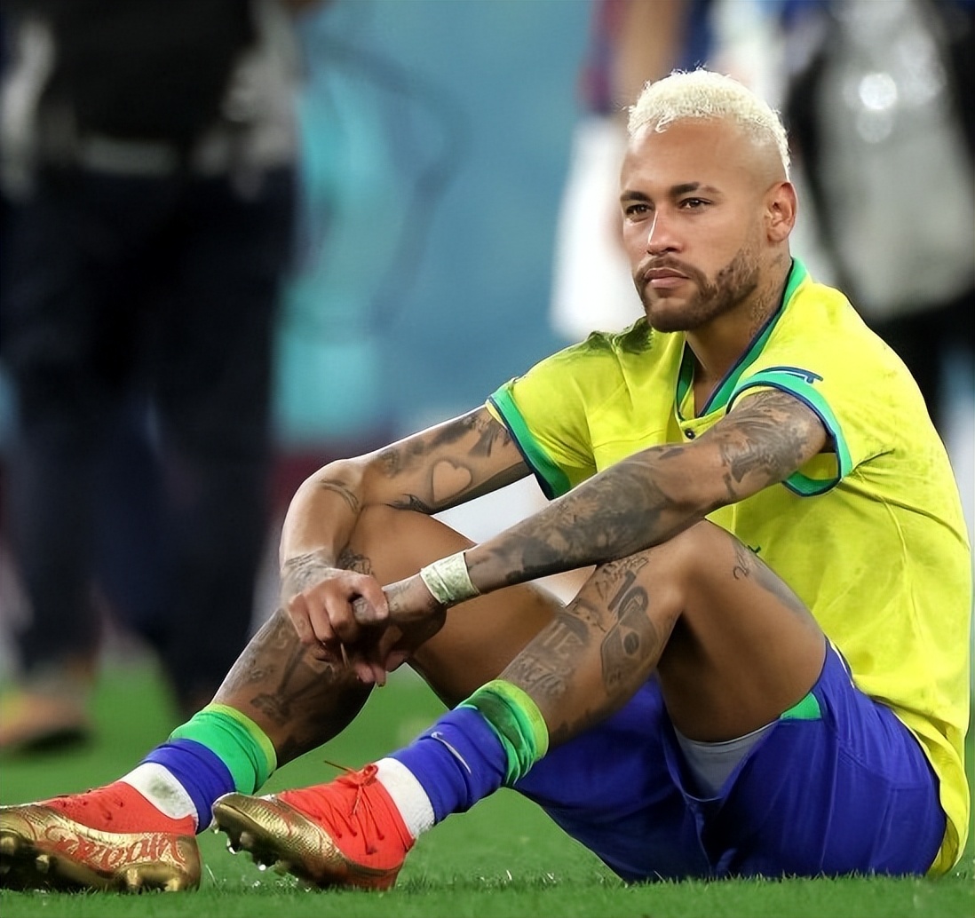 巴西足球运动员内马尔,内马尔不应该离开巴萨吗