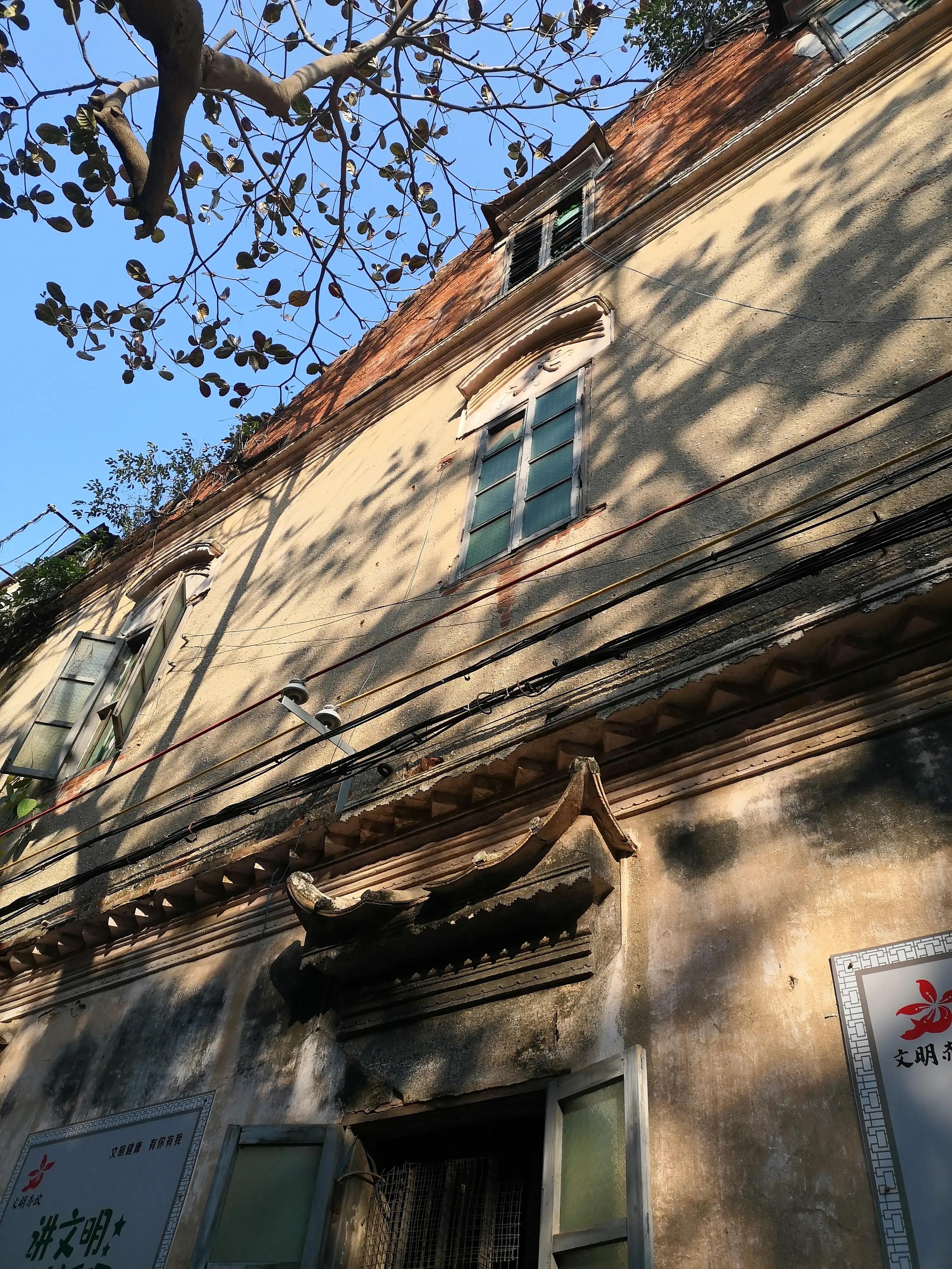 走在赤坎老街,阳光明媚在路上