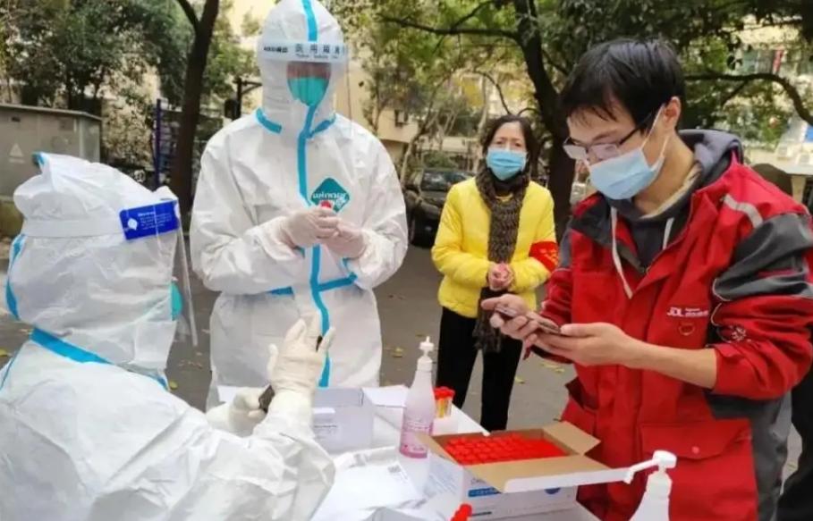 疫情封城15天，银行关门取不到款，大妈没钱买菜了