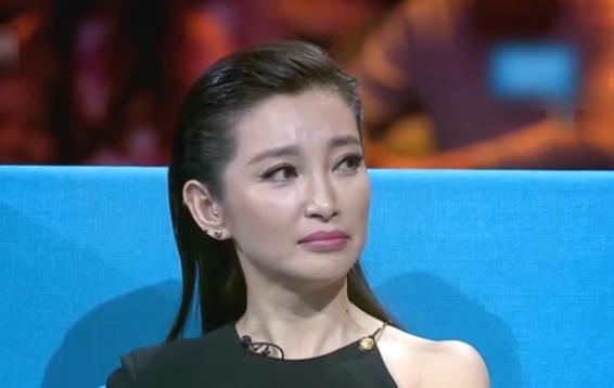 “明星针锋相对”：杨丽萍对金星当众拍桌，冯小刚让成龙下不来台