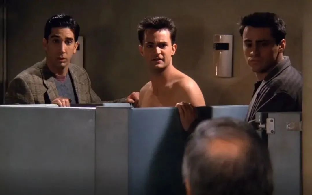 老友记罗斯被球踢,老友记罗斯向珍妮斯抱怨