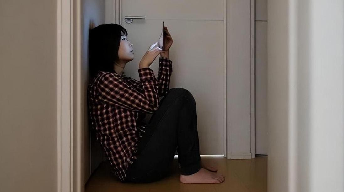 河南女子出租屋“躺平”8年,每月只花500,竟“疗愈”了自己