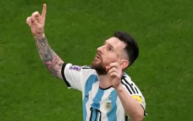 梅西进球后的手势,梅西进球经典手势