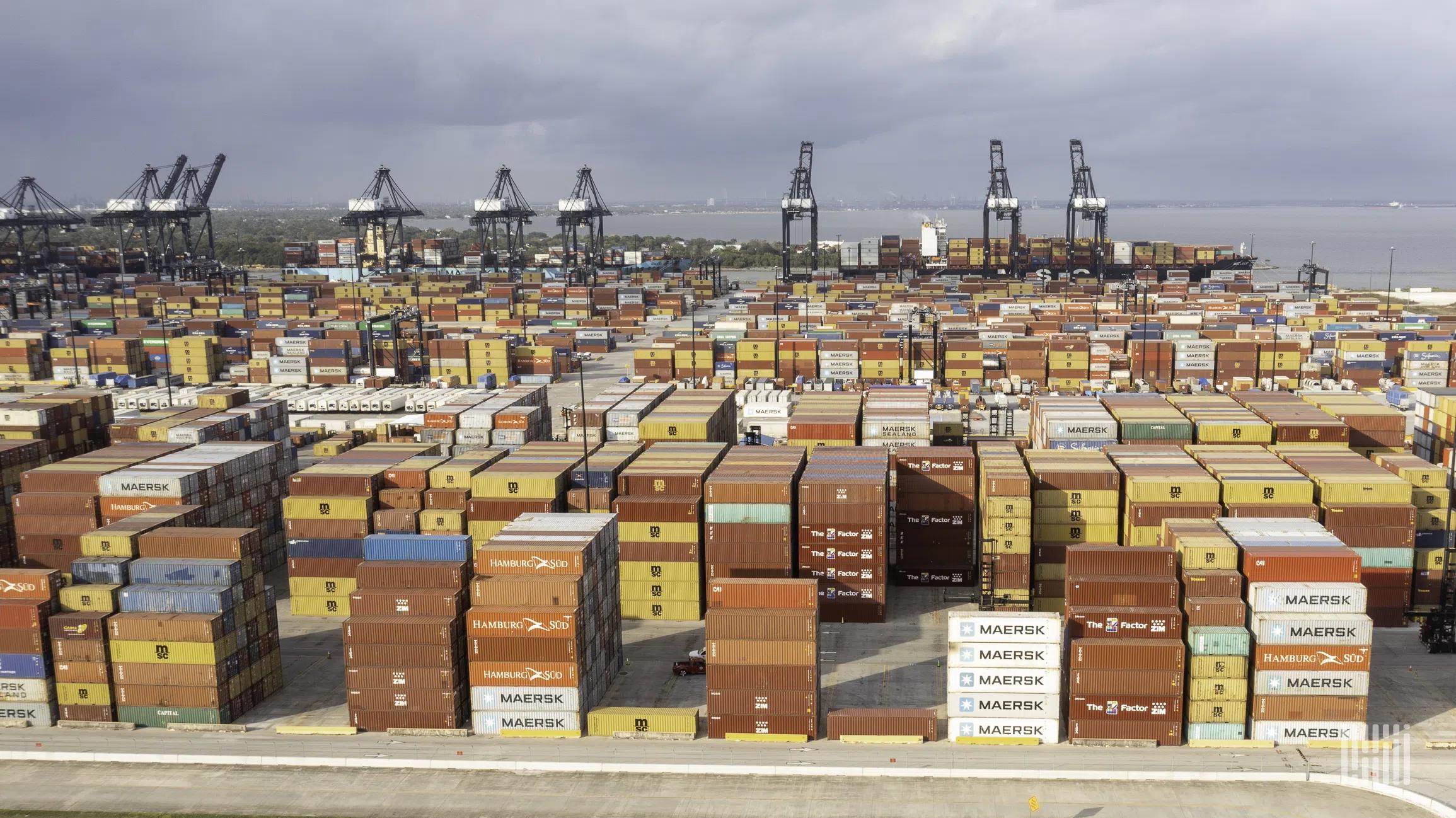 超过400亿美元的货物在美国东西海岸等待进港