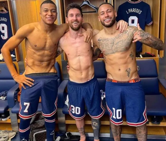 这张照片,胸廓窄、营养不足、发育不良阻挡不了世界“球王”梅西