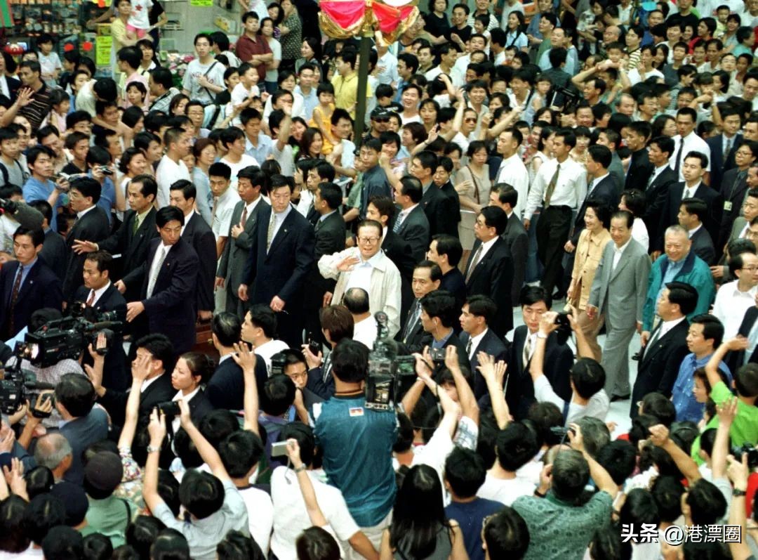 近万香港人排队悼念江爷爷！这一幕感动全国