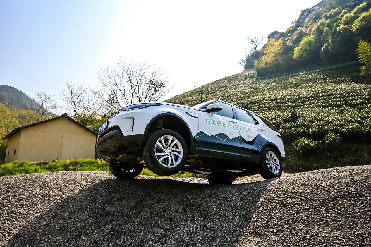 踩下油门，按下快门，定格精彩瞬间