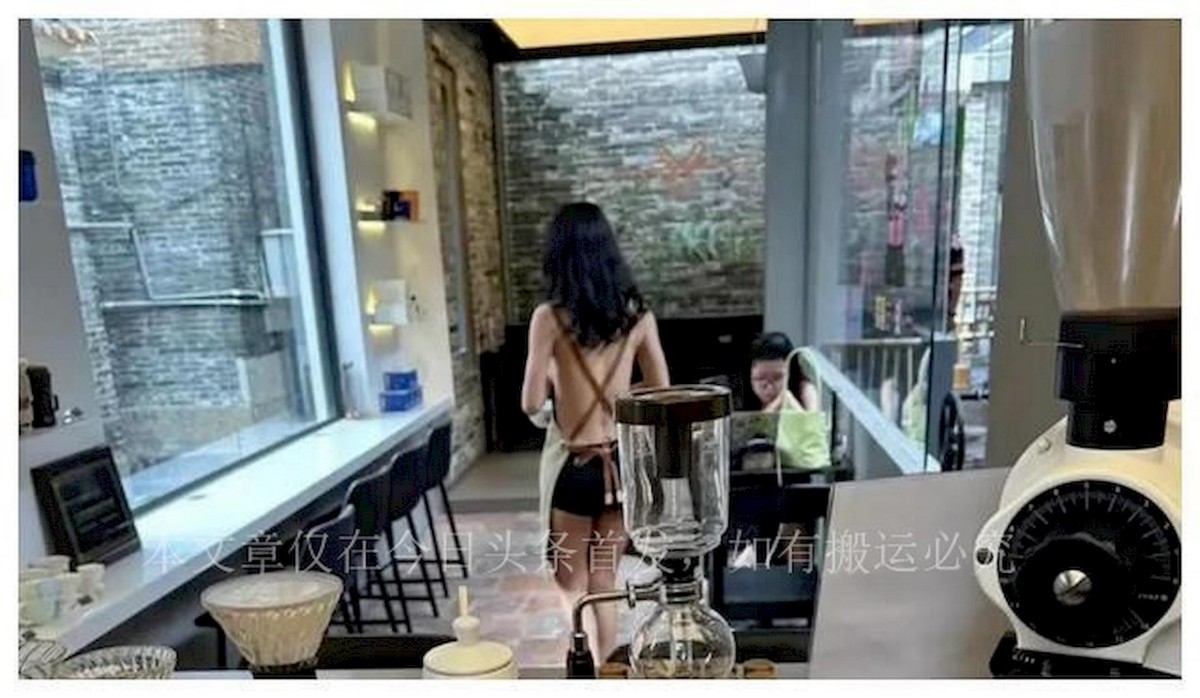 模特走秀?真空全裸上阵!广州一咖啡店员工只穿安全裤上班?