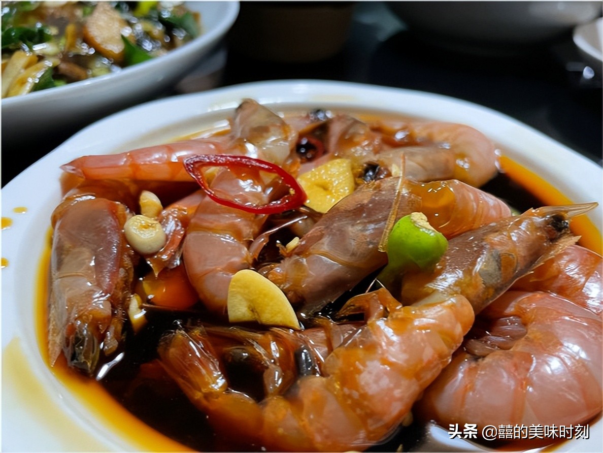 浙江大哥请客吃饭，点了12个菜却被朋友吐槽不已，网友：不识货