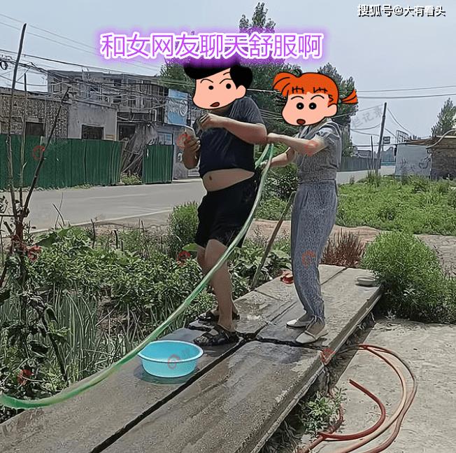 男子一边浇水一边与女网友聊天，女子发现把水管插进男子裤裆里