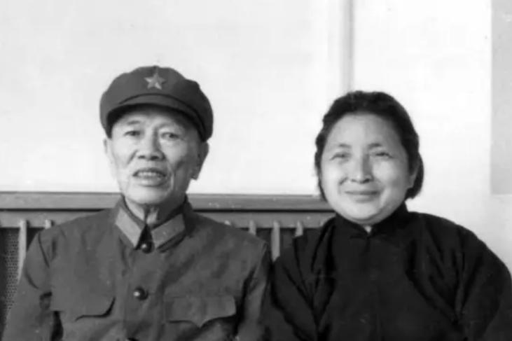 邓华缴获5箱白金龙烟，却只给毛主席一支，主席笑道：财不露白啊