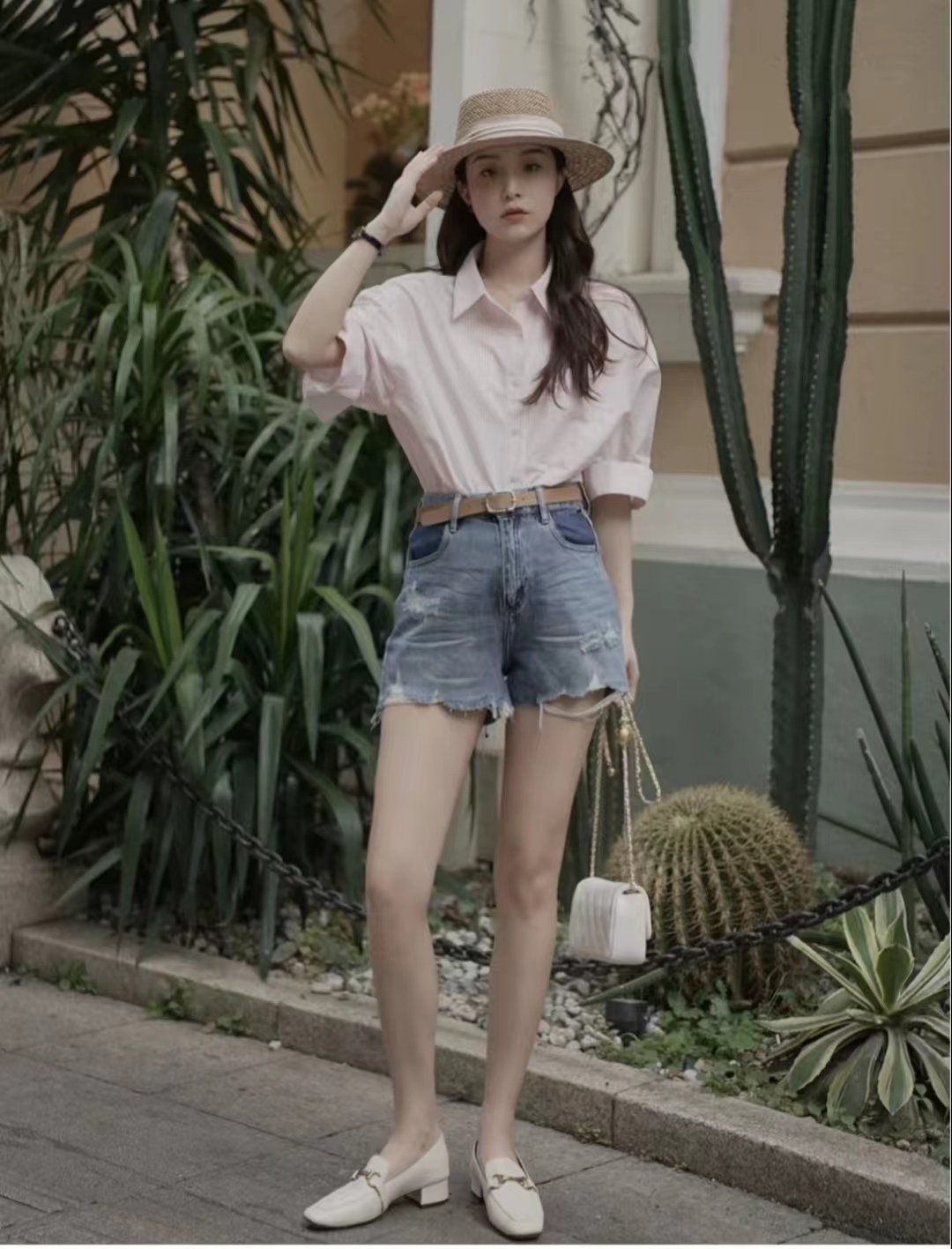 红色牛仔短裤搭配什么颜色上衣,微胖牛仔短裤搭配什么上衣