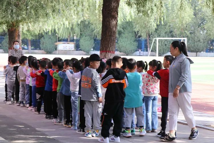 朔州市四小开学第一课：新生报到入学仪式感烙入每个孩子心中