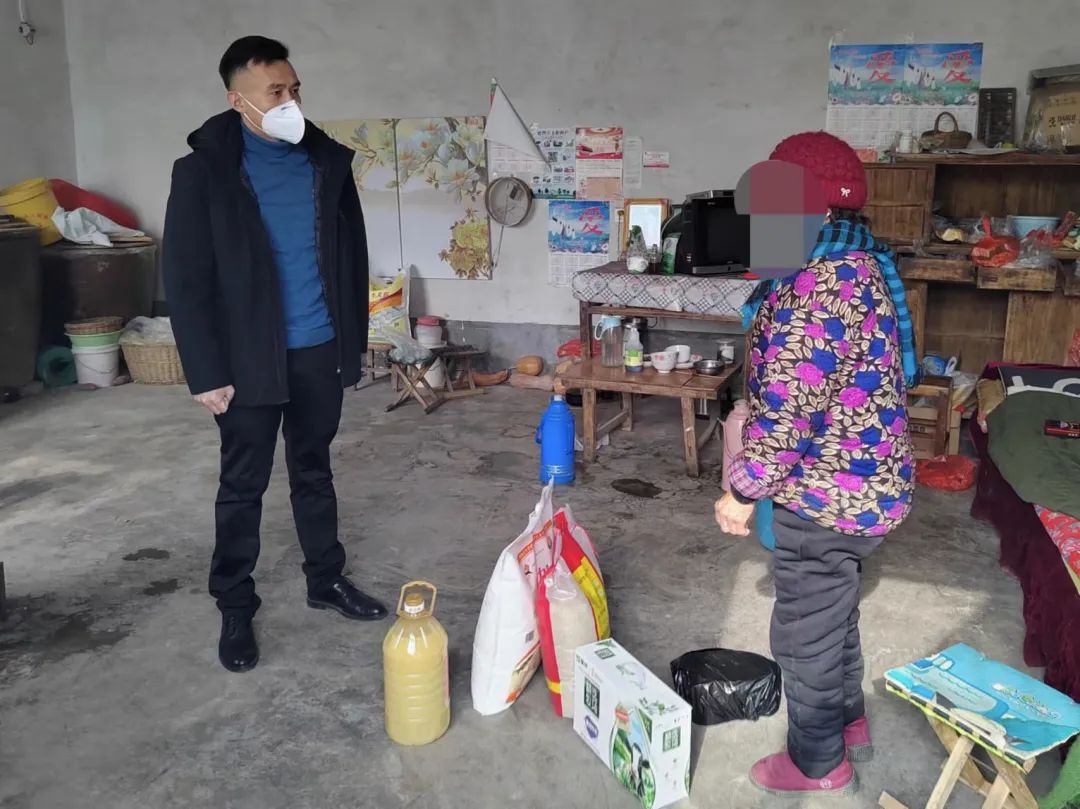 情系贫困户冬日送温暖,情系高龄老人暖心入户走访