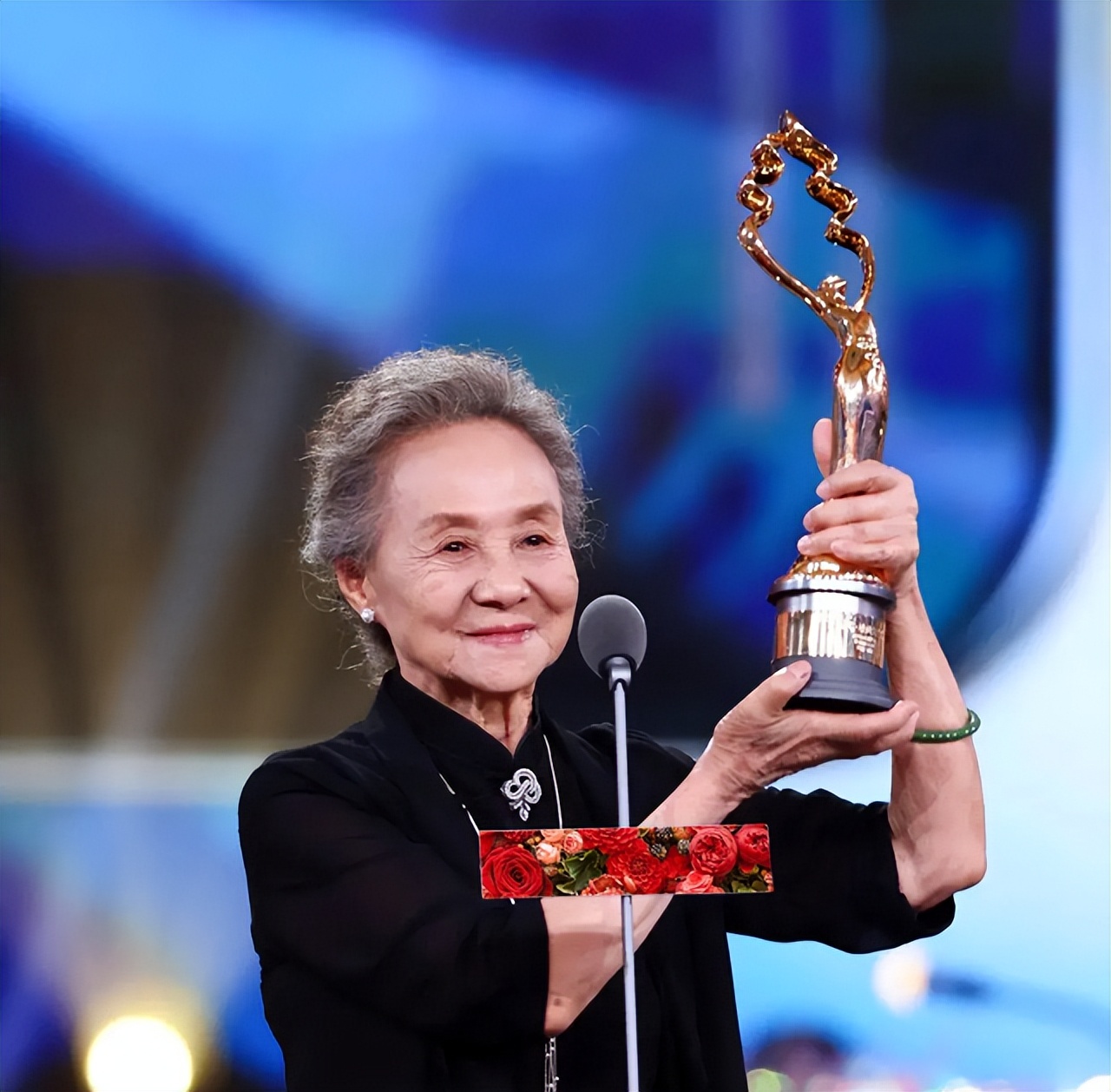 浙江71岁老奶奶穿搭堪比20岁,80岁老奶奶穿衣打扮变年轻