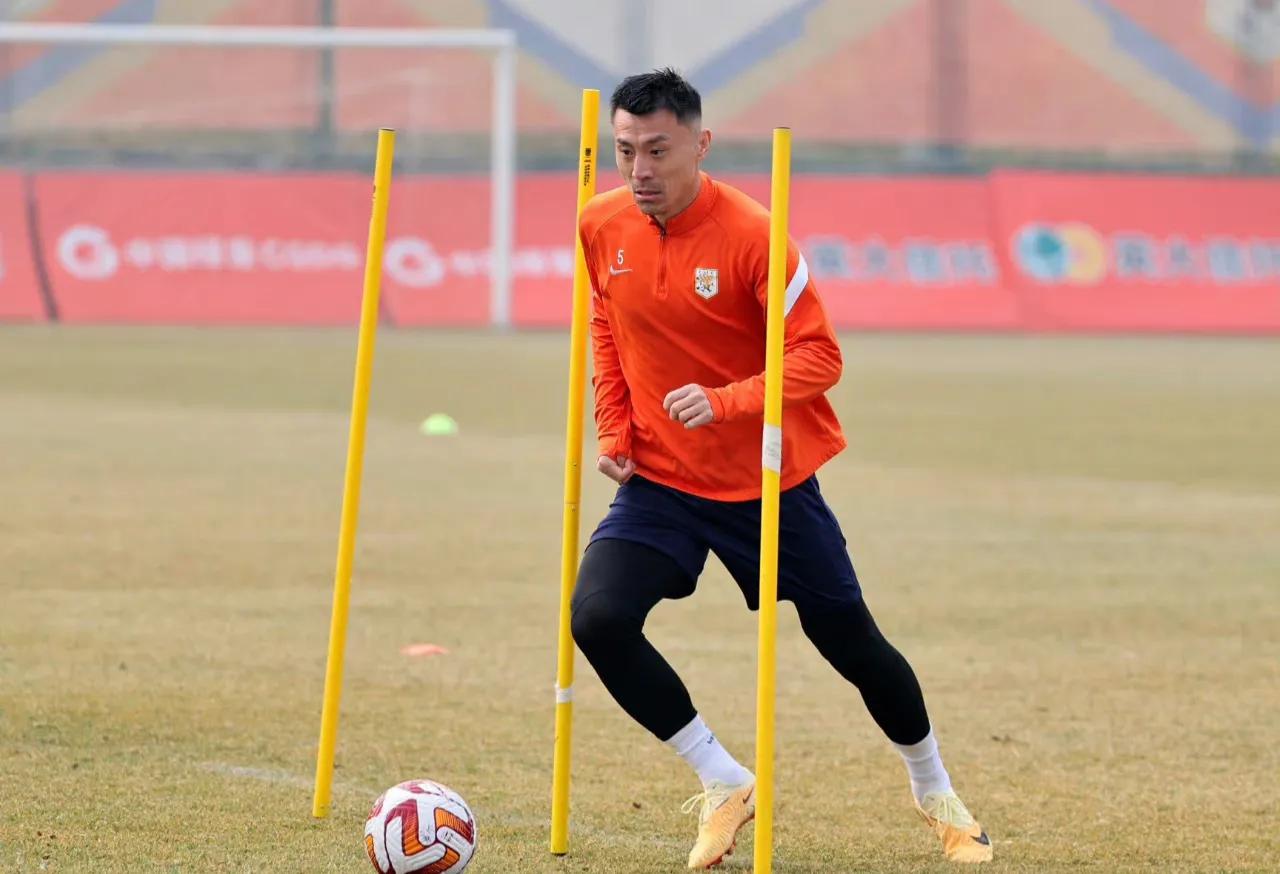 泰山队新赛季观察，腰软锋无力，边路过剩后防存在隐忧