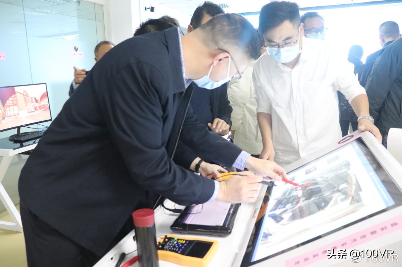 厦门市人社局走进凤凰创壹参观体验元宇宙最新技术