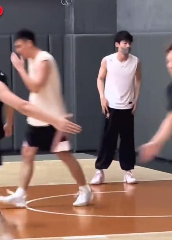 白敬亭宋轶片场好甜,曝白敬亭横店探班宋轶