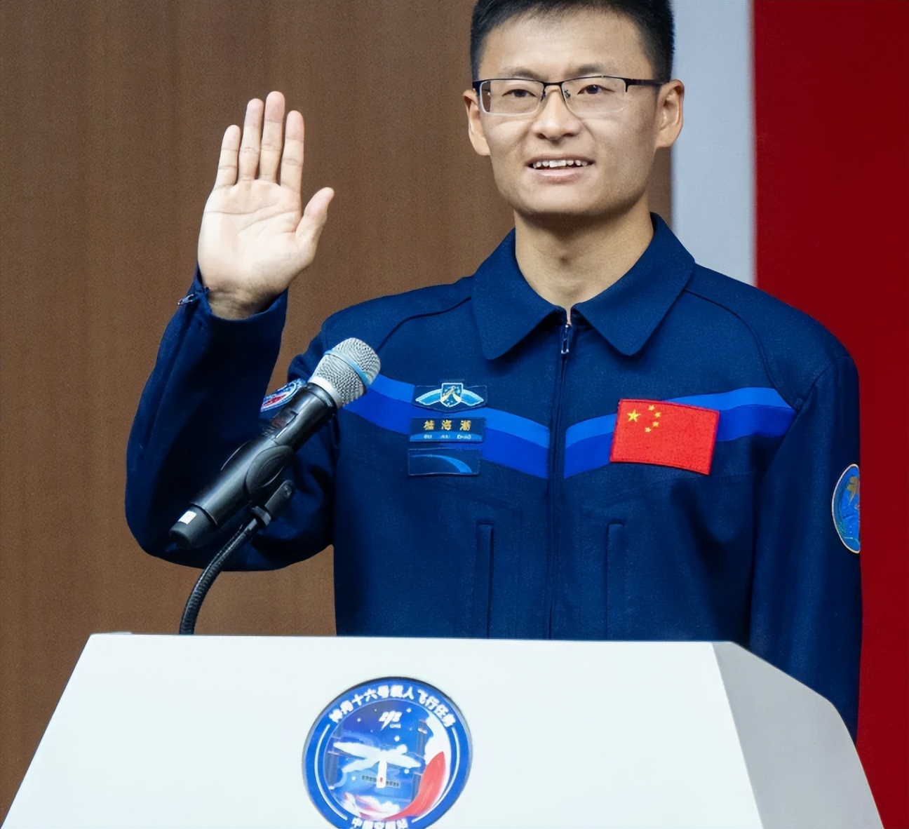 “你导师呢”？学生：“飞天了”，戴眼镜的北航教授出征太空