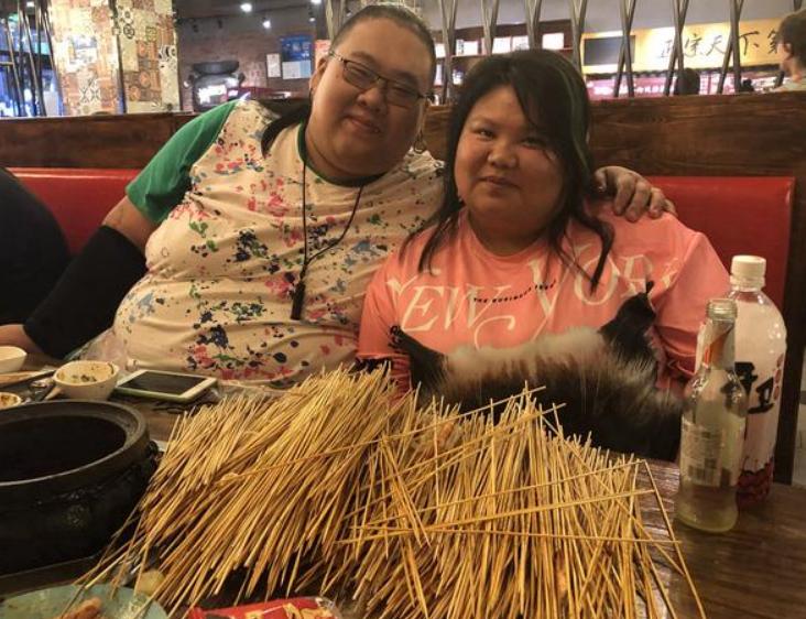 当年校花被丈夫养胖三百多斤,结婚3年校花被丈夫喂胖到332斤