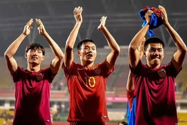 业余队穷小子漂洋过海追逐足球梦，伯乐只会赏识奋发向上的千里马