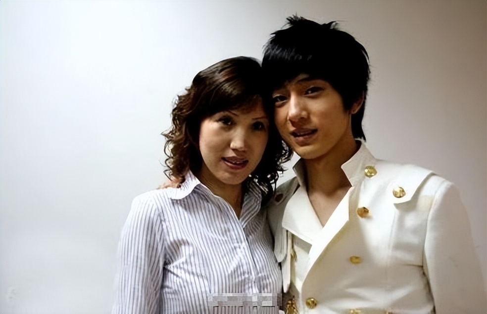 井柏然奶奶养大父母认亲视频,井柏然成为大明星后父母再来认亲