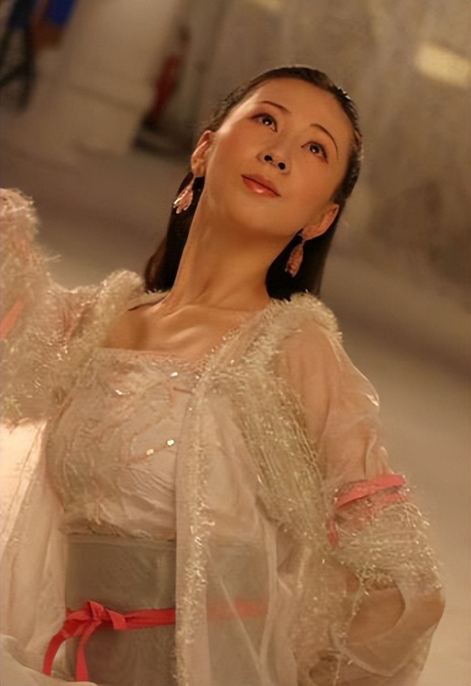 “人体模特”汤加丽：和丈夫离婚，被父亲“嫌弃”，如今怎样了？